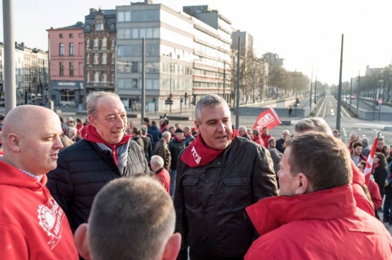 Honderden mensen kwamen ABVV-syndicalisten Bruno Verlaeckt en Tom Devoght in de rechtszaal steunen vrijdagmorgen 13 april. (Foto Solidair, Karina Brys)