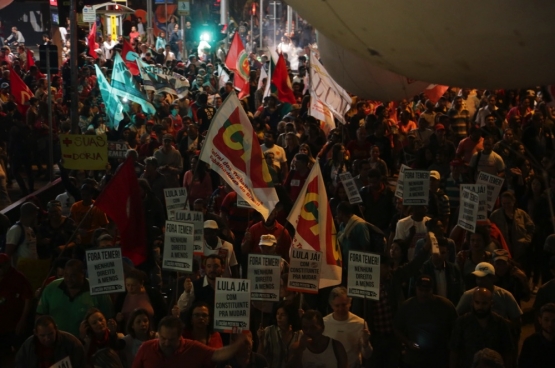 Demonstranten willen Temer buiten. Ze protesteren de tegen de hervormingen van de arbeidsmarkt en de sociale zekerheid in São Paulo. (Foto Paulo Pinto / Flickr) 