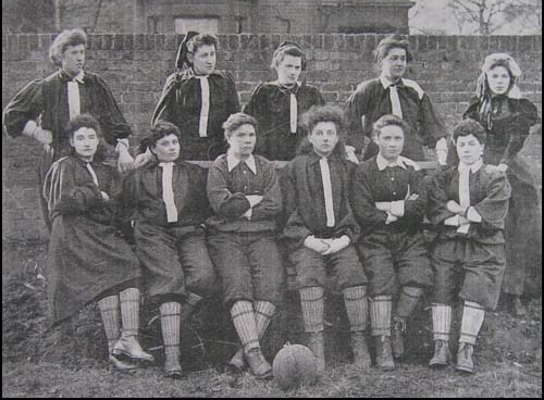 De eerste vrouwenvoetbalclub, de British Ladies' Football Club in 1895