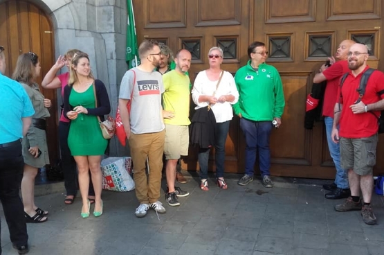 Een delegatie van de PVDA, met woordvoerder Tom De Meester, aan het piket van de gevangenis aan de Nieuwe Wandeling in Gent. (Foto Solidair, Pol Ronse)