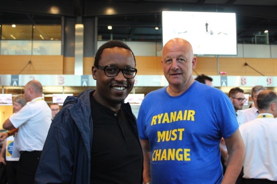 Yves Lambot, samen met Franstalige PVDA-woordvoerder Germain Mugemangango in de luchthaven van Charleroi. Foto Maité Teixiera Do Pinho