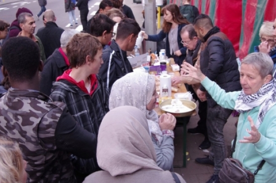 Honderden vrijwilligers engageren zich om hulp te bieden aan vluchtelingen (Foto Solidair, Han Soete)