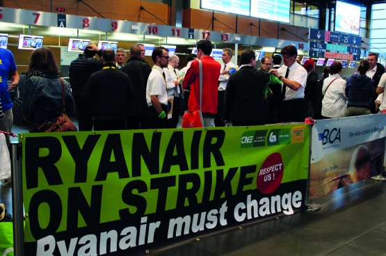 Op 10 augustus werd er gestaakt bij Ryanair in België, Nederland, Italië, Zweden en Duitsland. Hier een solidariteitsbezoek van Comac, de studentenbeweging van de PVDA, op de luchthaven van Charleroi. (Foto Solidair, Maité Teixeira Do Pinho)