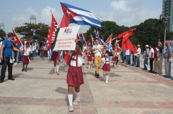 “Weg met de imperialistische blokkade tegen Cuba”, luidt het in een 1 meioptocht in Cuba. Het land verloor al 134,5 miljard dollar door het Amerikaanse embargo. (Foto Clara Sanchiz / Flickr)