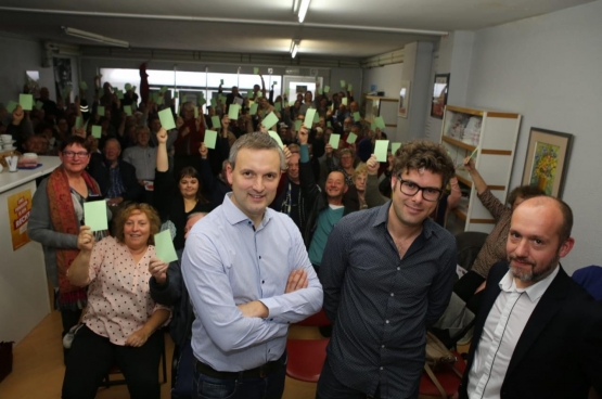 PVDA-schepenen Geert Asman en Steven De Vuyst, en Oost-Vlaams PVDA-voorzitter Tom De Meester voor de leden die hun goedkeuring geven voor het bestuursakkoord.