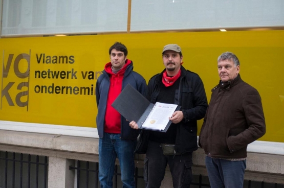 Een delegatie van BASF ging de petitie afgeven aan BASF-CEO Wouter De Geest, tegenwoordig ook topman bij Voka. (Foto Solidair, Chloé Liradelfo)