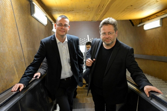 PVDA-volksvertegenwoordigers Raoul Hedebouw (links) en Marco Van Hees (rechts) leven met een gemiddeld loon. “Want wie niet leeft zoals hij denkt, zal snel denken zoals hij leeft: in luxe.” (Foto Solidair, Vinciane Convens)