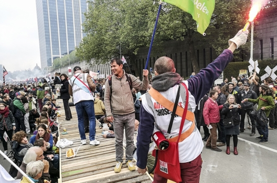 Universele mensenrechten worden in twijfel getrokken, het nationalisme komt opnieuw op de agenda, en maatschappelijke tegenkrachten worden aan banden gelegd. (Foto Solidair, Han Soete)