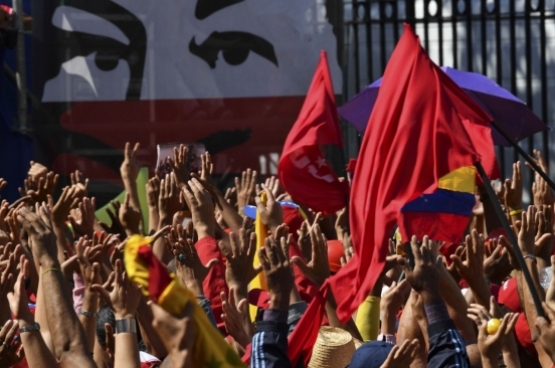 Werknemers van het  Venezolaanse nationale petroleumbedrijf PDVSA betogen tegen de VS-sancties tegen bezittingen van de PDVSA in de VS. (Foto Yuri Cortez, AFP)