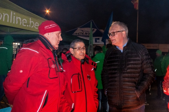 PVDA-voorzitter Peter Mertens aan het stakingspiket bij Van Hool op 13 februari. (Foto Solidair, Stefaan Van Parys)