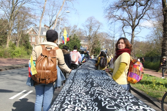 Actievoerders in Den Haag klagen de golf van moorden op vakbondsleden  in Colombia aan. (Foto Solidair, Hernando Figueroa)