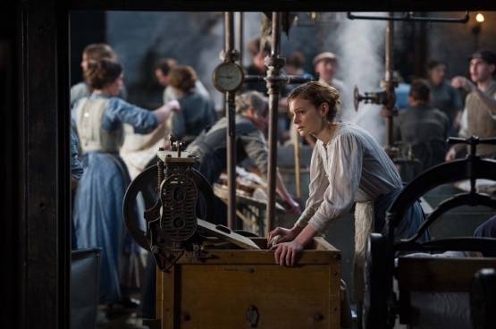 De vrouwen uit de volksklassen leveren al lang hard werk op de velden of in de fabrieken. Dat is waarom ze naast algemeen stemrecht bovenal betere arbeidsvoorwaarden en hetzelfde loon als hun mannelijke collega's eisen. (Foto uit de film Les Suffragettes)