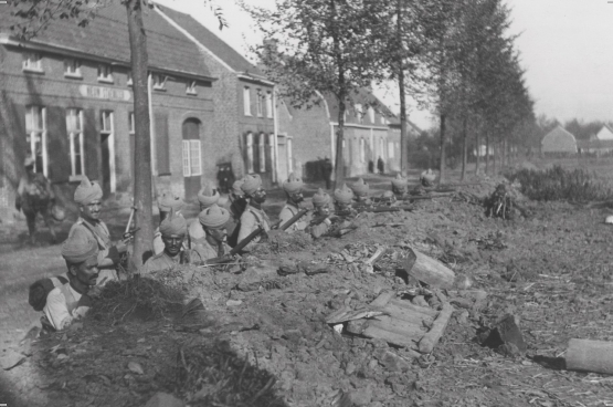 Indiase soldaten voor café ’t Nieuw Staenyzer (Imperial War Museum, London)