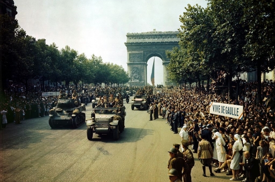 Optocht op de Champs Elysées, 26 augustus 1944, de dag na de bevrijding van Parijs. (Foto Wikipedia)