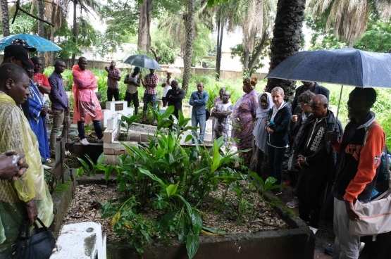 De begraafplaats van Conakry, 31 juli 2019, herdenking 20 jaar na de verdwijning van Yaguine et Fodé, met de families en een delegatie van Vriendschap zonder Grenzen. (Foto Solidair, Fabienne Pennewaert)