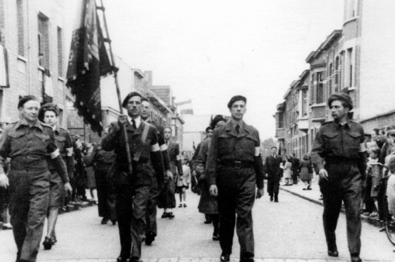 Optocht van partizanen in september 1944 (Foto CEGESOMA)