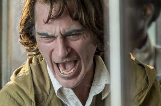 "Ik zou me graag eens een keer niet slecht willen voelen", verzucht Arthur Fleck (Joaquin Phoenix) in Joker (Foto Warner Bros)