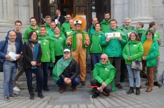 Er wordt drastisch bespaard in de Vlaamse openbare diensten en de bevolking krijgt minder dienstverlening. Het ACV openbare diensten voerde actie bij de ingang van het Vlaams Parlement. Ze protesteren terecht tegen een regering die belooft 120.000 banen te creëren, maar die begint met er 1.440 te schrappen bij haar eigen personeel.