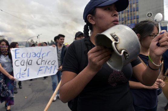 Duizenden arbeiders, studenten en indianen gaan de straat op om te protesteren tegen het IMF (foto Belga/AFP)