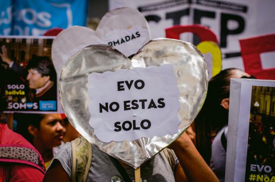 Overal in Latijns-Amerika protesteert het volk en verklaart het zijn steun aan de socialistische regeringen die door een staatsgreep verdreven zijn. Hier in Buenos Aires (Argentinië). (Foto Shutterstock)