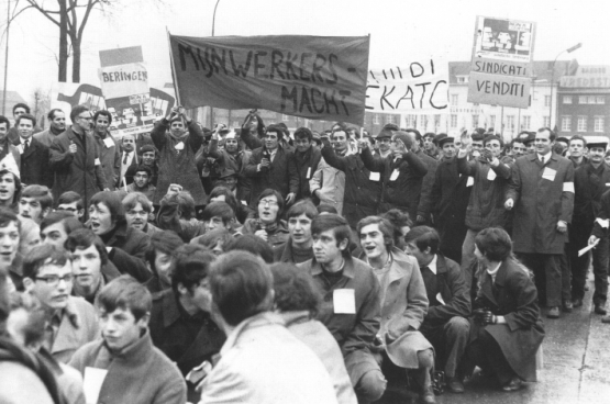 16 januari 1970 : 3000 mijnwerkers betogen in Hasselt. Hier een groep van mijnwerkersmacht met mijnwerkers van verschillende mijnen,  gesteund door solidaire scholieren uit de normaalschool van Bokrijk. (Foto-archief PVDA, Een sociale geschiedenis)