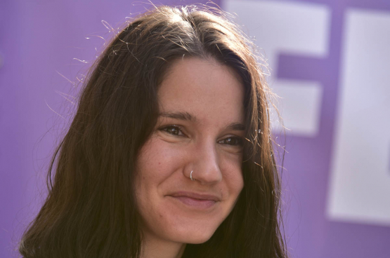 Talissa Rodriguez was aanwezig op ManiFiesta, op de Plaza Feminista, om te vertellen over de Zwitserse vrouwenstaking. (Foto Solidair, Antonio Gomez Garcia)