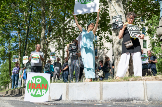 In juni 2019 al protesteerden een dertigtal vredesactivisten aan de Amerikaanse ambassade in Brussel al tegen de militaire provocaties van de VS in Iran. (Foto Solidair, Jamal Al-Mansori)