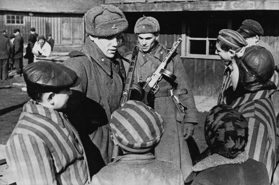 Russische soldaten in Auschwitz (fotograaf onbekend)