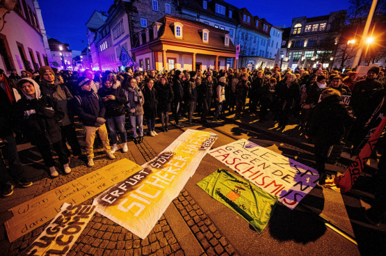 Toen het akkoord tussen liberalen, christendemocraten en extreemrechts bekend werd, kwamen onmiddellijk duizenden mensen protesteren voor het parlement van de Duitse deelstaat Thüringen. (Foto Imago)