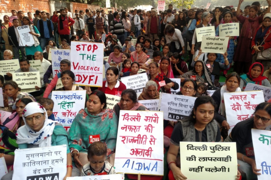 Een front van linkse partijen, vakbonden en studentenverenigingen verzet zich tegen het nationalisme van de overheid. Zoals hier in New Delhi, waar meer dan 30 mensen omkwamen bij islamofobe rellen. Foto CPI(M)