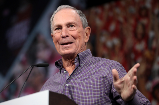 Michael Bloomberg heeft een vermogen van 65 miljard dollar en wil nu het presidentschap kopen. (foto Gage Skidmore, Flickr)