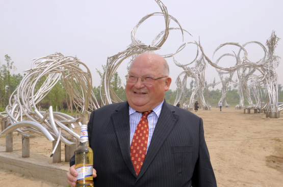 Om de banden met de politieke wereld te vergemakkelijken, koopt de brouwerijgigant de diensten van politici. Net als van voormalig minister-president Jean-Luc Dehaene. (Foto Belga, Benoît Doppagne)