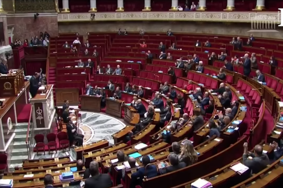 Premier Edouard Philippe kondigt aan dat zijn regering de pensioenhervorming gaat doorduwen zonder stemming in het Franse parlement. (Foto LCP)