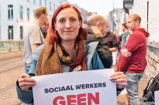 Ans helpt mee in de groepspraktijk van Geneeskunde voor het Volk in Deurne. (Foto Solidair, Karina Brys)