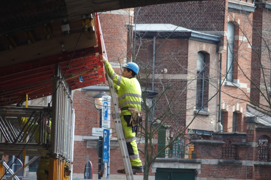 Veel niet-essentiële sectoren, zoals de bouw, blijven nog altijd draaien.