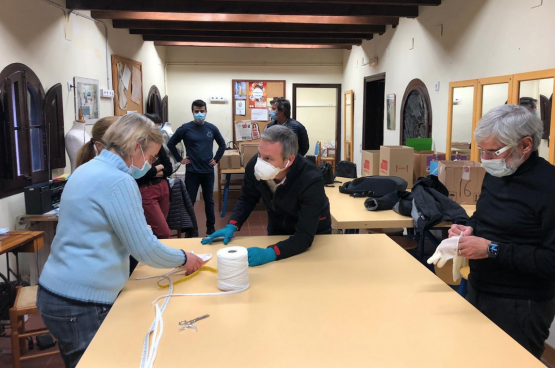 Arbeiders van een Seat-fabriek en naaisters werken samen aan mondmasers voor zorgkundigen. (Foto Rafa Guerrero Lamas) 