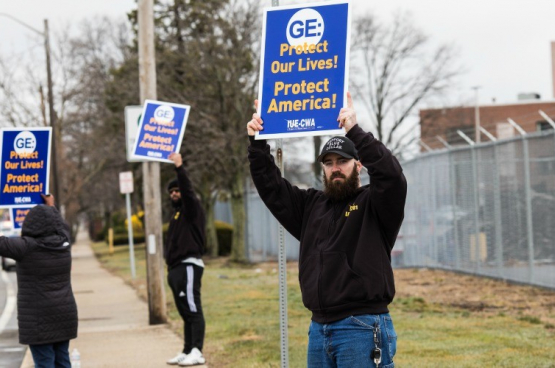 Arbeiders van General Electric voeren actie om beademingstoestellen te mogen maken (Foto IUW-CWA)