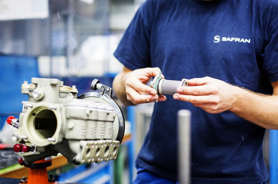 Van vliegtuigmotoren... tot onderdelen voor beademingsapparatuur: een heuse omscholing voor de werknemers van Safran Aero Booster in Herstal (Foto: Béa Uhart / CAPA Pictures / Safran)