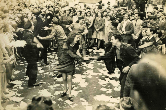 Overwinningsfeest in Groot-Brittannië in mei 1945. (Foto RV)