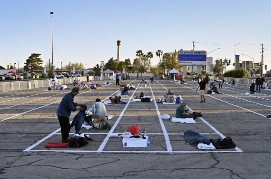 Las Vegas: een parking wordt daklozenopvang, terwijl 150.000 hotelkamers leeg staan. (foto David Becker, Zuma Press)