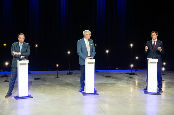 Bart De Wever (N-VA), Pieter Timmermans (VBO) en Alexander De Croo (Open Vld) tijdens een debat bij de VRT. (Foto Belga) 