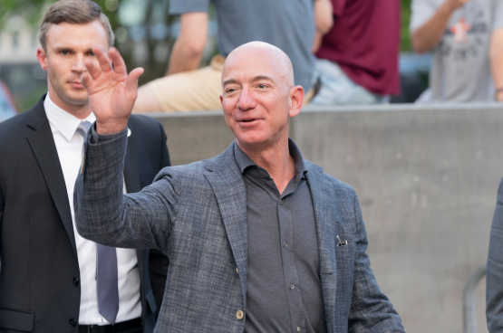 Jeff Bezos, CEO van Amazon rijkste man ter wereld zag zijn fortuin toenemen met 18 milliards dollar sinds het being van de coronacrisis. (Foto Shutterstock)