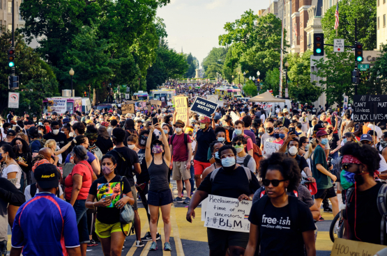  Betoging tegen racistisch politiegeweld in Washington DC op 6 juni. (Foto Geoff Livingston, Flickr) 