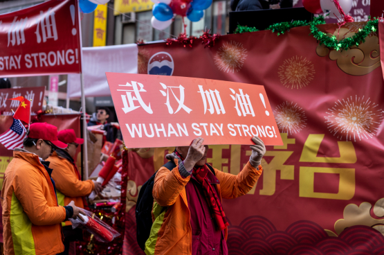  In Chinatown in New York betuigen mensen hun solidariteit met het zwaar getroffen Wuhan. (Foto Nestor Galina, Flickr)