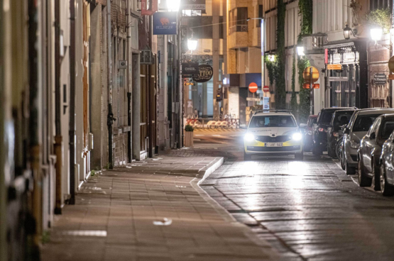 Een politiepatrouille controleert in de straten van Antwerpen. (Foto: Belga)