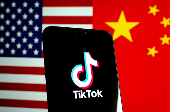 China is het eerste land dat de VS naar de kroon steekt op het vlak van technologie, artificiële intelligentie en big data. TikTok, de eerste Chinese app met wereldwijde populariteit, symboliseert dat conflict. (Foto: Shutterstock)