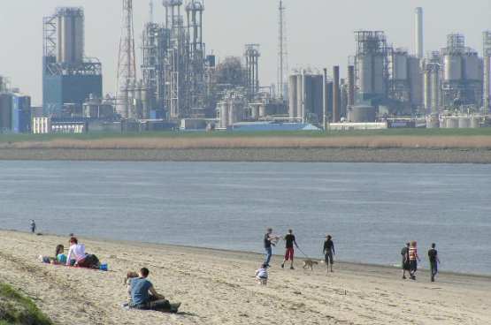 Petrochemische industrie in de Antwerpse haven (Foto Belgian Chocolat, Flickr)