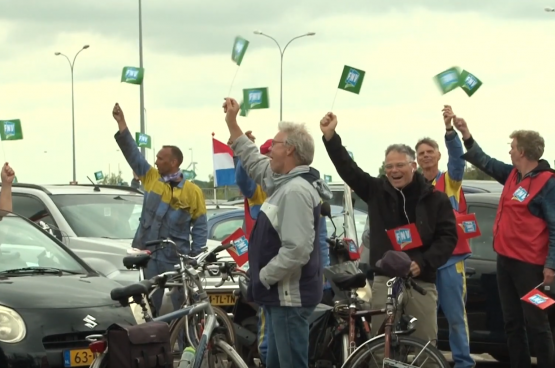 Op een drive-in personeelsvergadering werd unaniem gestemd voor kordate actie (screenshot IJmond Nieuws)