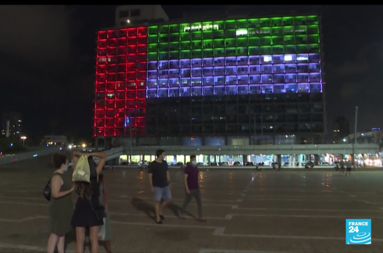 Om de overeenkomst tussen Israël en de Verenigde Arabische Emiraten te vieren, werd de vlag van de VAE op de gevel van het stadhuis van Tel Aviv geprojecteerd. (Screenshot France24)