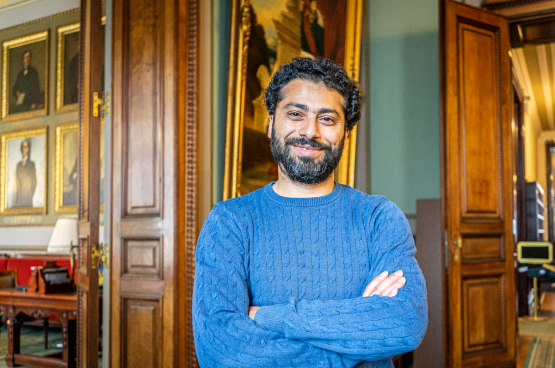 Nabil Boukili, die al jarenlang strijdt tegen racisme en kolonialisme, is lid en verslaggever van de commissie over het koloniaal verleden van België. (Foto Solidair, Han Soete)